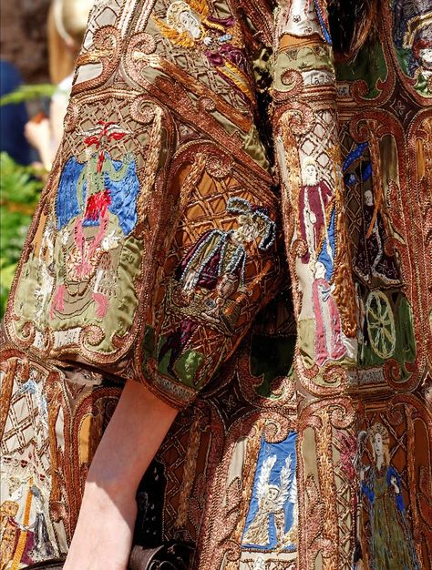 This Dior 'Tarot Card' coat took 1,500 hours to make Tarot Fashion, Couture Dior, Detail Couture, Abed Mahfouz, Georges Chakra, Elie Saab Spring, Christian Dior Haute Couture, Chanel Cruise, Stephane Rolland