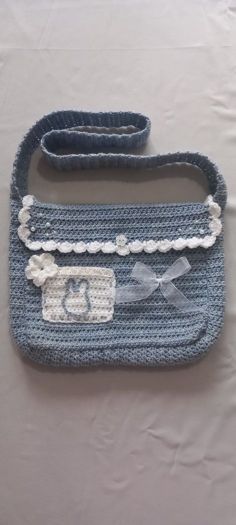 Crochet Outfit Accessories, Blue Crochet Projects, Crochet Messenger Bag Free Pattern, Blue Crochet Ideas, Blue Crochet Bag, Crochet Messenger Bag, Ribbon Crochet, Crochet Ribbon, Messenger Bag Patterns