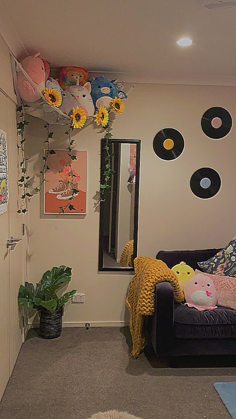 Room Ideas Squishmallows, Squishmallow Bedroom Aesthetic, Bedroom With Squishmallows, Plushie Hammock Aesthetic, Squishmallows Hammock, Squishmallow Storage Bedroom, Squishmallows Aesthetic Room, Sunflower Room Decor Ideas, Squishmellows Aesthetic