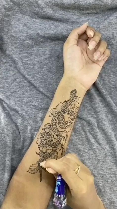 Hanna Tattoo Hand, Ankle Henna Tattoo, Snake Henna, Hanna Tattoo, Cool Henna, Small Henna Tattoos, Infected Tattoo, Henna Style Tattoos, Jagua Henna