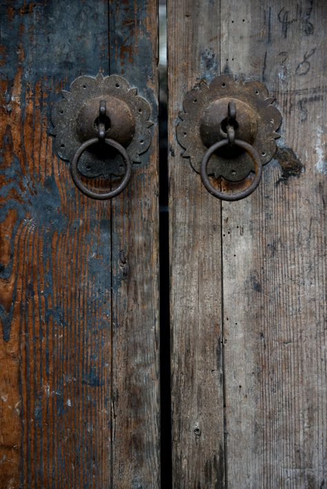 Door Knobs And Knockers, Rustic Barn Door, Carved Doors, Zhejiang China, Rustic Doors, Doors And Hardware, Antique Door, Rusty Metal, Old Door