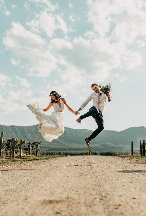 24 Creative Wedding Photo Ideas & Poses Creative Wedding Pictures, Photo Ideas Poses, Shooting Couple, Funny Wedding Pictures, Amazing Wedding Photos, Foto Top, Funny Wedding Photos, Creative Wedding Photo, Wedding Picture Poses