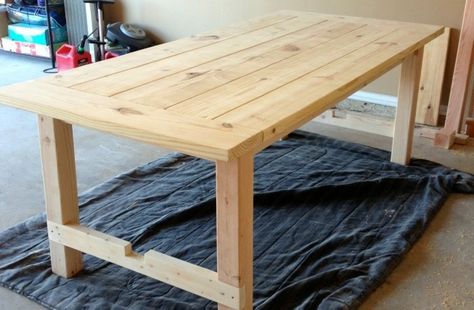 Tisch selber bauen - über 80 kreative Vorschläge! - Archzine.net Woodworking Plans Patterns, Woodworking Projects Furniture, Diy Dining Table, Woodworking Projects For Kids, Woodworking Furniture Plans, Woodworking Plans Diy, Woodworking Projects That Sell, Farmhouse Dining Table, Wood Pallet Projects