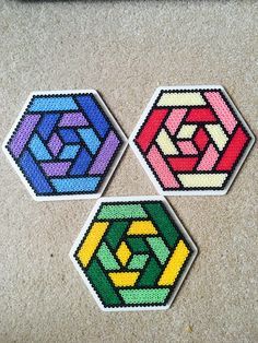 Hama beads Hexagon 1 Perler Bead Designs, Hamma Beads Ideas, Easy Perler Bead Patterns, Pearl Beads Pattern, Easy Perler Beads Ideas, Hamma Beads, Art Perle, Hama Beads Design, Perler Bead Templates