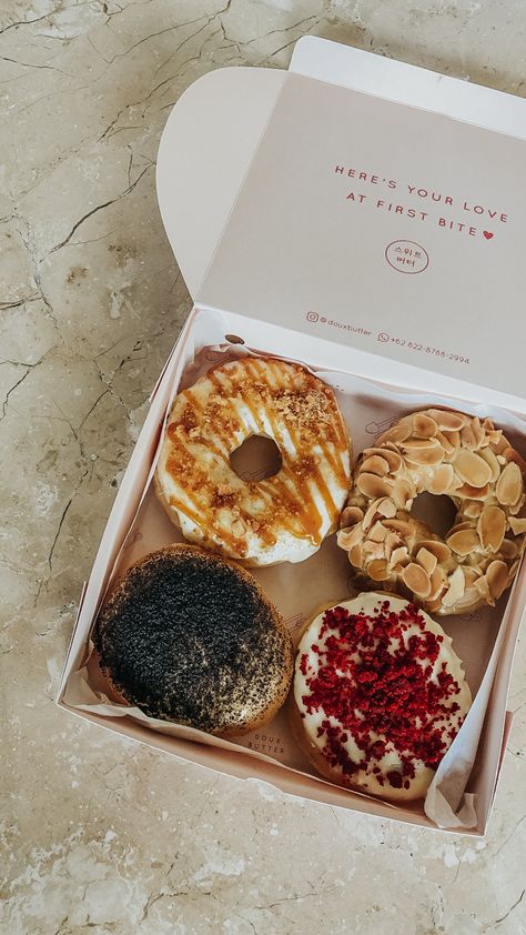 donuts red velvet tiramisu dessert box nuts Doughnut Truck, Donut Shop Aesthetic, Doughnuts Aesthetic, Donas Aesthetic, Doughnut Aesthetic, Donat Aesthetic, Donuts Packaging, Donut Packaging, Donut Aesthetic