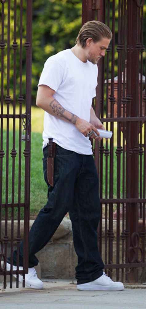 Charlie Hunnam Charlie Hunnam Street Style, Charlie Hunnam Outfit, Charlie Hunnam Style, Charlie Hunnam Sons Of Anarchy, Hunnam Charlie, Jackson Teller, Sons Of Anarchy Samcro, Cafe Racer Design, Andy Cohen