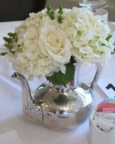 Pot Flower Arrangements, Green Silver Wedding, Pots With Flowers, Tea Table Settings, Vintage High Tea, Center Piece Ideas, Floral Centrepieces, Hydrangea White, Diy Floral Arrangements