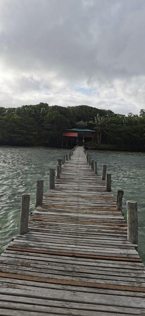 Sainte Marie 
Madagascar 
Moi je trouve qu'il n'y a pas mieux que Mada, mais je trouve aussi que la situation est trop injuste, car bcp de gasy ne pourront jamais visiter tout notre pays Sainte Marie, Madagascar