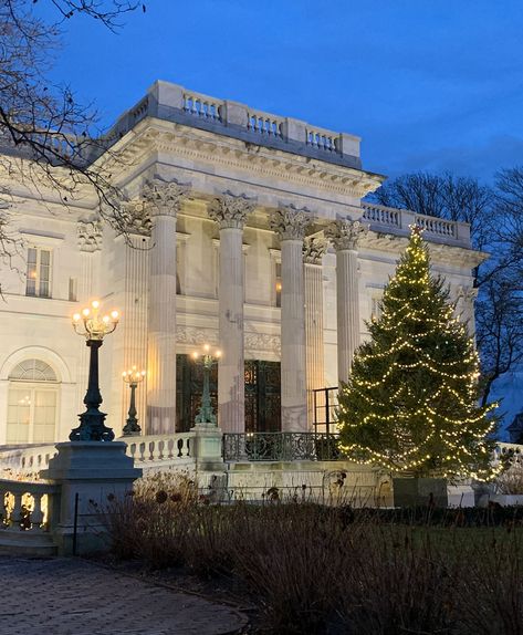 Christmas Mansion, Luxe Christmas, Marble Room, Damask Wall, Marble Interior, Marble House, Led Decorative Lights, Holiday Nails Christmas, Classy Christmas