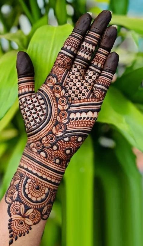 Karwa Chauth Mehndi, Traditional Mehndi Designs, Beautiful Simple Mehndi Design, Simple Mehendi, Front Mehndi Design, Simple Mehendi Designs, Simple Arabic Mehndi Designs, Tato Henna, Mehndi Designs For Kids