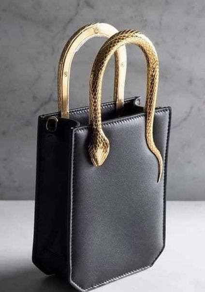 Bulgari Bag, Women Bags Fashion Handbags, Snake Bag, Classy Purses, Modern Handbag, Handbag Design, Clothing Store Design, My Style Bags, Leather Wallet Pattern