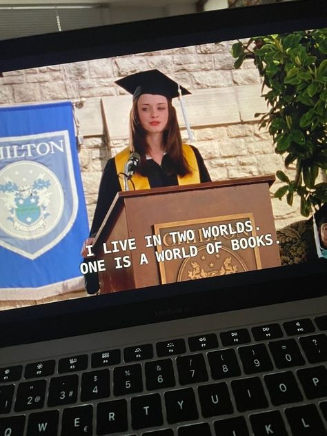 Rory Gilmore Wallpaper, Juliana Core, Rory Gilmore Reading, Gilmore Girl, Academic Validation, World Of Books, Studying Inspo, Rory Gilmore, School Motivation