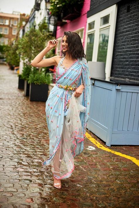 Saree Draping Styles, Saree Bollywood, Indian Sari Dress, Salwar Designs, Sari Dress, Saree Trends, Dress Indian Style, Stylish Sarees, Bridesmaid Outfit