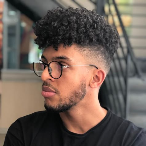 Men's Curly Hairstyles, Curly Hair Fade, Black Hair Cuts, Men Haircut Curly Hair, Taper Fade Haircut, Tapered Haircut, Pelo Afro, Haircuts For Curly Hair, Corte De Cabelo Masculino