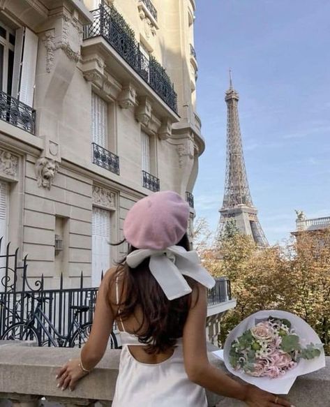 Paris Photo Ideas, Pink Beret, French Girl Aesthetic, Roses Beautiful, Paris Dream, Parisian Aesthetic, France Aesthetic, Paris Birthday, Parisian Lifestyle