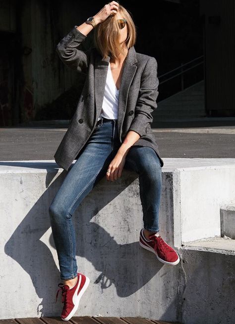 Burgundy Sneakers Outfit, Chic Style Outfits, Burgundy Sneakers, Pijamas Women, Jeans Trend, Sport Chic Style, Mode Tips, Burgundy Jeans, Stil Boho