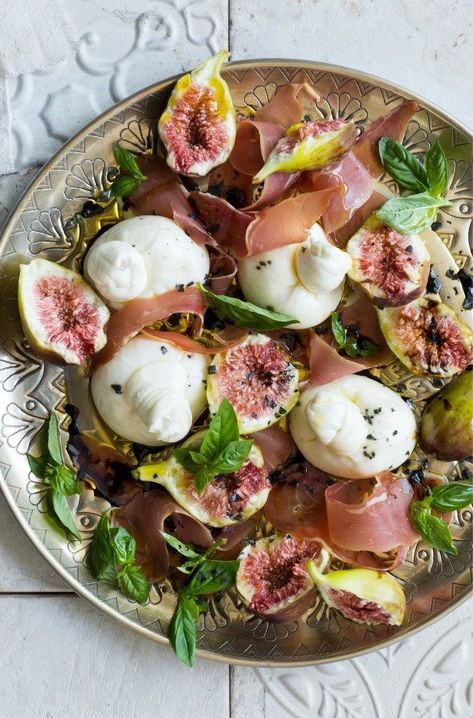 Luxurious Breakfast, Making Cheese, Burrata Salad, Christmas Salads, Gluten Free Salads, Burrata Cheese, Bbq Food, Pomegranate Molasses, Best Cocktail Recipes