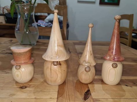 Wood Turning Gnome, Woodturning Christmas Ornaments, Small Wood Turning Projects, Wood Lathe Projects Ideas, Wood Lathe Projects, Wood Log Crafts, Wood Christmas Decorations, Wood Turning Ideas, Woodturning Projects