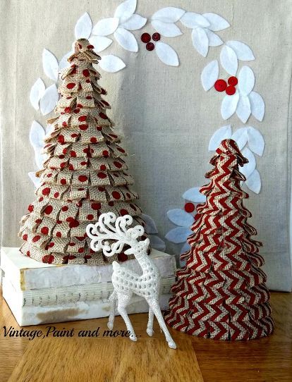 These ribbon ideas are the perfect way to decorate a few days before the holiday! Cord Crafts, Burlap Christmas Decorations, Christmas Ribbon Crafts, Macrame Ornaments, Burlap Ideas, Christmas Burlap, Burlap Christmas Tree, Door Hangings, Cone Trees