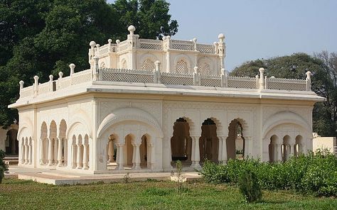 Mughal Design, Moula Ali, India Architecture, Ancient Indian Architecture, Mughal Architecture, Classic House Exterior, Classic House Design, Skyscraper Architecture, Heritage House