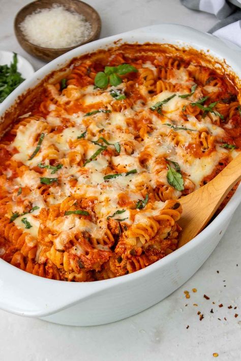 Made in one dish with only 10 ingredients, this no boil pasta bake is a quick, easy, and healthy meal that is perfect for a family dinner. No Boil Pasta Bake, No Boil Pasta, Kay Nutrition, Dairy Free Pasta, Pan Cooking, Protein Dinner, Protein Pasta, Nutritional Snacks, Meal Prep Recipes