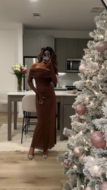 Jacqueline Johnette on Instagram: "Holiday Party Lewks 🎄 outfit linked on my highlights" Jacqueline Johnette, Top Dress, Holiday Party, Holiday Parties, Highlights, Prom, On Instagram, Dresses, Instagram