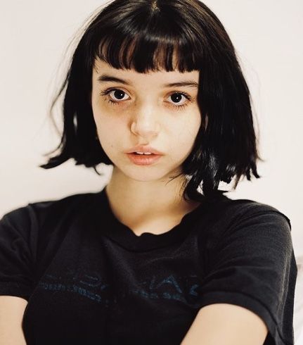 🧹Her mom had her bobbed and banged✂️ Summer Goth Outfits, Oyster Magazine, Female Faceclaims, Baby Bangs, Cool People, Short Bangs, Punk Hair, Pretty Ppl, Business Hairstyles