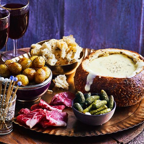 Cheese Fondue Ideas, Fondue Bread, Best Canapes, Fondue Ideas, Fondue Cheese, Fondue Dinner, Cheese Bowl, Fondue Night, Doughnut Recipe Easy