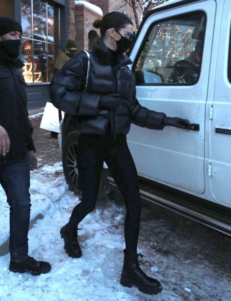 North Face Puffer Jacket Outfit, Outfit Kendall Jenner, Canada Outfits, Outfit Trip, Outfit Poses, Prada Store, Ski Trip Outfit, Puffer Jacket Outfit, Kendall Jenner Street Style