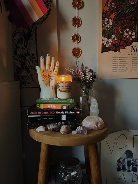 book stack ft crystals How To Style Side Table, Nick Nack Shelf Ideas, Hippie House Aesthetic, Spiritual Living Room, Hippie Apartment, Hippie Boho Bedroom, Hippie Living Room, Spiritual Room Decor, Hippie Room