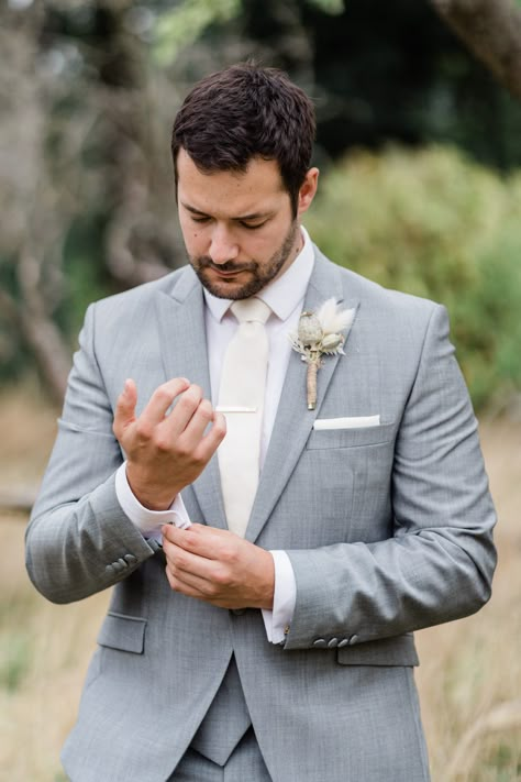 Grey groom suit inspiration Photo: @gemmagiorgio Gray Linen Suit Wedding, Grey Suit Beige Tie, Grey Groom Suit With Bride, Grey Suit Wedding Groom & Groomsmen Suits, Men’s Gray Suit, Grey Men’s Suit, Light Grey Suit Men Wedding, Gray Suit Groom, Gray Groomsmen Attire