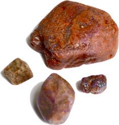 Rock Identification Pictures, Raw Gemstones Rocks, Mineral Identification, Rock Identification, Minerals Crystals Stones, Gemstones Chart, Ruby And Sapphire, Rock Hunting, Rough Gems