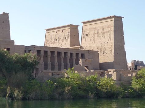 Les 10 temples de l'Égypte Antique les plus fascinants African Buildings, Architecture Antique, Egyptian Temple, Amenhotep Iii, Ancient Egypt History, Karnak Temple, Egyptian Artifacts, Egypt Art, Ancient Temples