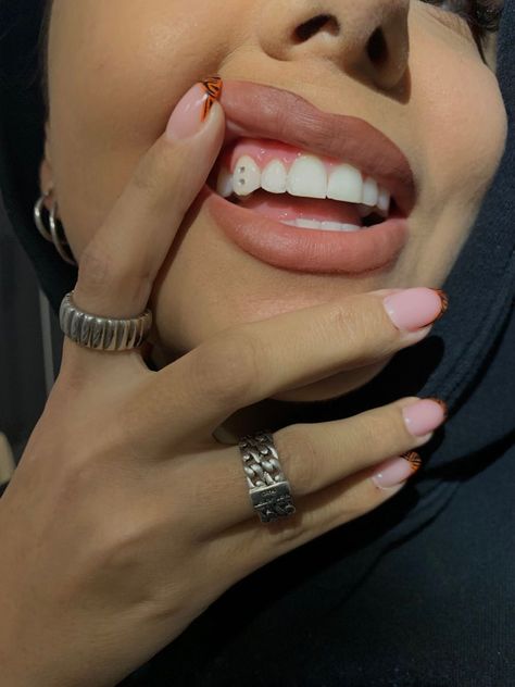 tooth gems Tooth Gem Placement, Nail Diamonds, Claudia Jessie, Pretty Teeth, Grillz Teeth, Temporary Tooth, Nail Gems, Tooth Gems, Lashes Mascara