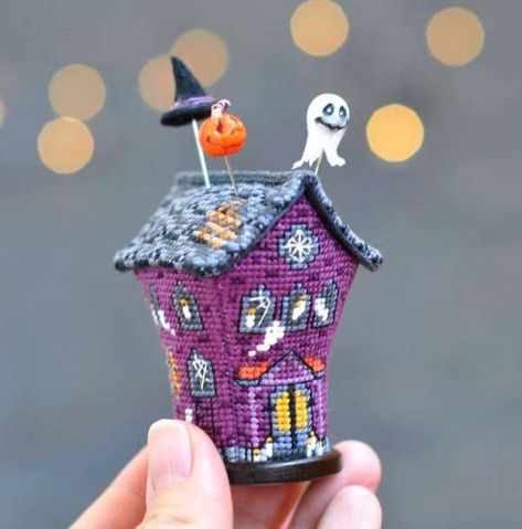 Spooky Cross Stitch, Gothic Cross Stitch, Cross Stitch Halloween, Black Cat Cross Stitch, House Cross Stitch, Stitch Ornaments, Halloween Cross Stitch, Stitch Halloween, Pin Cushions Patterns