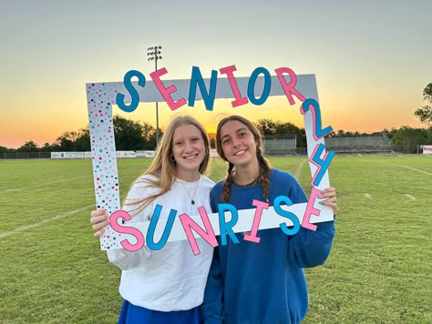 Senior Sunrise Glasses, Senior Sunrise Photo Frame, Senior Sunrise Posters, Photo Frame Idea, 2enior Ye4r, Senior Era, Senior Year Diy, Senior Sunset, Senior Year Things