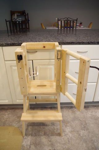 Kitchen Stools Diy, Tour Montessori, Learning Tower Diy, Step Stool Diy, Toddler Kitchen Stool, Kitchen Helper Tower, Baby Chairs, Toddler Tower, Diy Kids Kitchen