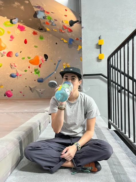 Climber Outfit, Climbing Outfit Men, Rock Climbing Aesthetic Outfit, Climbing Fits, Climber Aesthetic, Indoor Rock Climbing Outfit, Bouldering Outfit, Women Rock Climbing Aesthetic, Bouldering Aesthetic