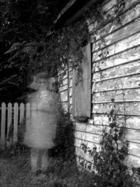 Ghost Haunting, Real Ghost Photos, Images Terrifiantes, Creepy People, Paranormal Photos, Ghost Sightings, Real Ghost, Contemporary Poetry, Creepy Ghost