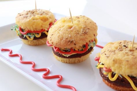 Hamburger Cupcakes Sprinkle Brownies, Burger Cupcakes, Hamburger Cupcakes, Fun Cupcake Recipes, Baking Buns, Crispy French Fries, Diy Desserts, Diy Cupcakes, Yellow Foods