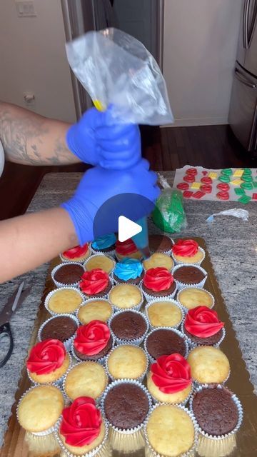 Jaida Brown on Instagram: "CUPCAKE CAKE 💙 
PERFECT FOR THE KIDDOS 🫶🏽
•
•
•
•
•
•
•
•
•
•
#cupcakes#marvel#chocolate#vanilla" Marvel Cupcake Ideas, Avengers Cupcake Cake, Spider-man Cupcakes, Deadpool Cupcakes, Marvel Cupcakes, Avenger Cupcakes, Paw Patrol Cupcakes, Spiderman Cupcakes, Superhero Cupcakes