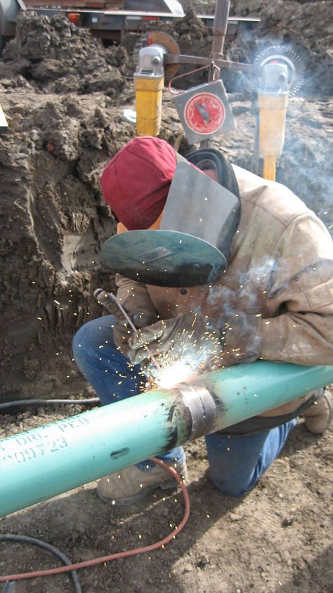 Welding in the field Pipeline Welders, Shotgun Chaps, Ag Mechanics, Welder Mask, Pipeline Welding, Diy Solar Panels, Diy Welding Projects, Welding Projects Ideas, Pipeline Construction