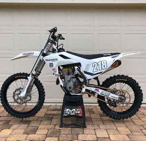 Black Dirt Bike Aesthetic, White Dirt Bike, Dirt Scooter, Honda Dirt Bike, Dirt Bike Gear, Motorcross Bike, Bike Aesthetic, Pretty Bike, Motocross Bikes