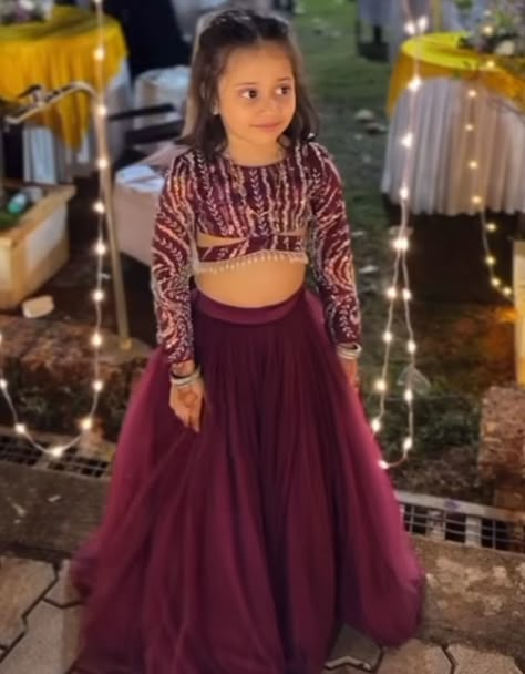 Baby Girl Blouse Designs, Choli Designs For Kids, Kids Skirt And Top Designs, Kids Skirt Top Designs, Kids Crop Top Lehenga Designs, Skirt And Blouse For Kids, Kids Lehanga Design For Wedding, Girls Lehenga Designs, Lehenga Designs For Kids