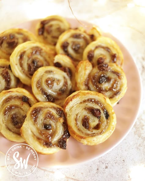 If you love mince pies or you're looking for ideas with what to do with a leftover jar of mincemeat, then you need this puff pastry mincemeat pinwheels recipe. It combines the best of the Christmas mince pie flavours with flaky puff pastry to create an easy Christmas party food while being so delicious. Mince pie swirls are a great easy Christmas sweet treat which is perfect for family baking, making as a Christmas party food or just having with a cup of tea. These puff pastry mincemeat twists p Mincemeat Hand Pies, What To Do With Mincemeat, Easy Christmas Cupcakes Decoration, Boston Recipes, Mincemeat Pinwheels, Mince Meat Tarts, Puff Pastry Mincemeat, Uses For Mincemeat, Mincemeat Bars Recipe