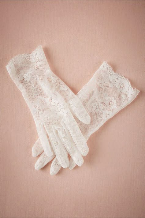 Lace Gloves Aesthetic, White Lace Gloves, Gloves Aesthetic, Elegant Gloves, Gloves Fashion, Anthropologie Wedding, Bridal Outfit, Chique Outfits, Wedding Gloves