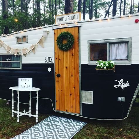 Camper Trailer Design, Air Bnb Camper Ideas, Retro Trailer Remodel, Camper Renovation Exterior, Green And White Camper Interior, Vintage Camper Decor, Vintage Camper Decorating Ideas, Black Camper Exterior, Black And White Camper Exterior