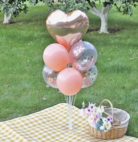 Fake Gifts, Balloon Stand, Birthday Party Props, Simple Birthday Decorations, Balloon Stands, Girl Birthday Decorations, Beautiful Birthday Cakes, Balloon Centerpieces, Beautiful Birthday