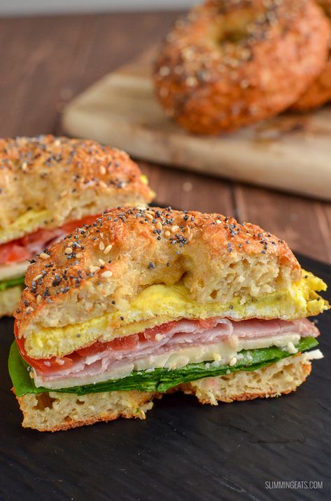 Breakfast Sandwich Make Ahead, Sandwich Breakfast Ideas, Oat Bagels, Filling Healthy Breakfast, Desayunos Healthy, Healthy Food Breakfast, Healthy Filling Breakfast, Healthy Bagel, Croissant Breakfast Sandwich