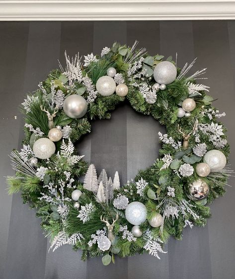 Silver Christmas Wreaths For Front Door, Christmas Wreaths Silver, Silver And White Christmas Wreath, Silver Wreath Christmas, White Christmas Wreaths For Front Door, White Christmas Wreath Ideas, Xmas Wreaths Ideas, Xmas Wreaths For Front Door, White And Silver Christmas Wreath